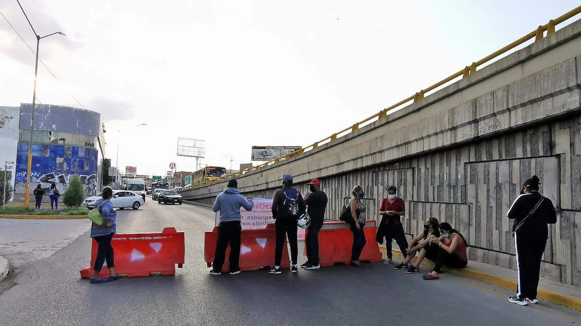 1 Bloquean policías distribuidor Juárez